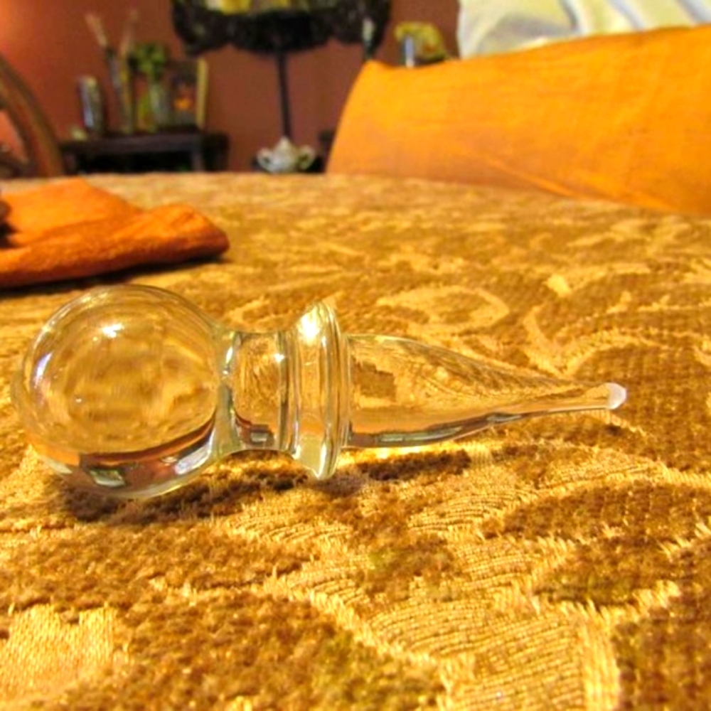 🔸🌷🔸Lovely Vtg Glass Pyramid Spiral Perfume Bottle & Cream Silk Tassel Accent - Picture 6 of 8